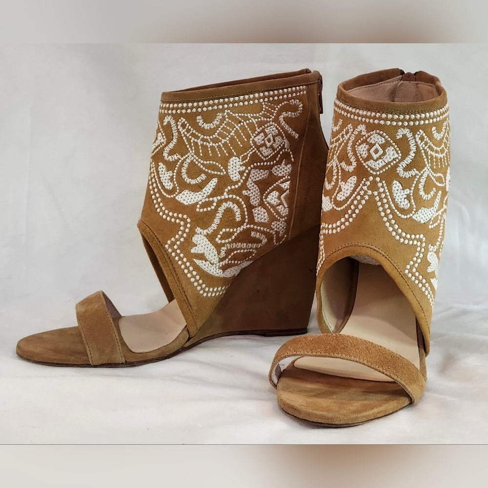 Plomo Elegant Tan Wedge Sandals with White Embroidery
